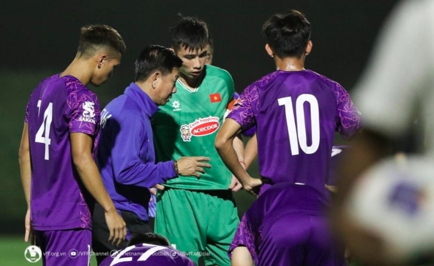 Coach Hoang Anh Tuan mases some substitutions in the second half of the game.