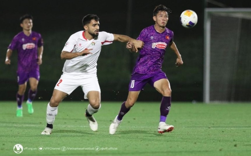 Bui Vi Hao can’t beat the Jordanian goalkeeper.