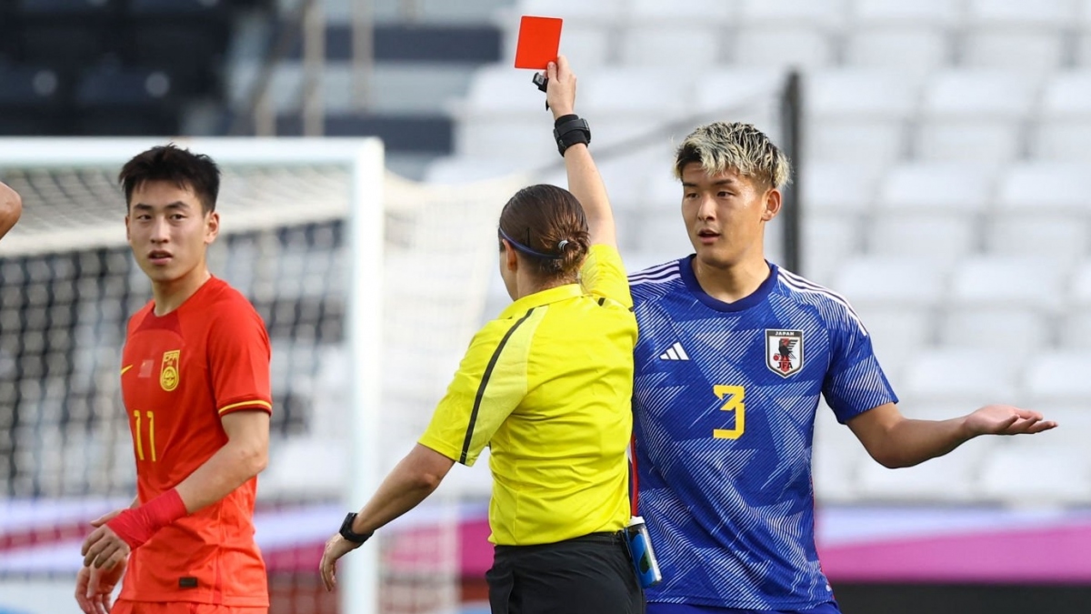 Nishio nhận thẻ đỏ trực tiếp sau pha chơi xấu. (Ảnh: Getty)