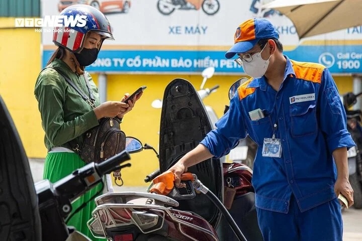 Nhiều cây xăng nhận thanh toán qua chuyển khoản (Ảnh minh hoạ: Minh Đức).