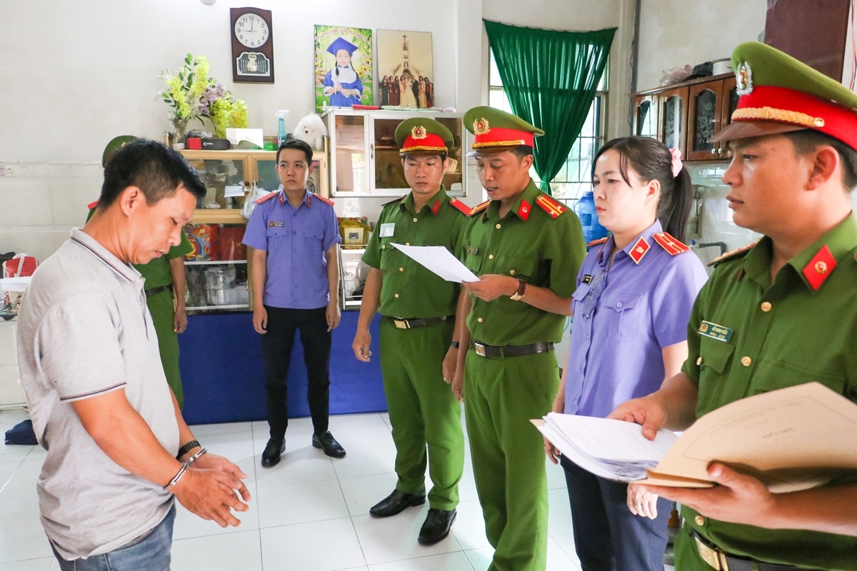 Cơ quan điều tra tống đạt quyết định bắt giữ đối tượng Nguyễn Văn Tuấn để điều tra làm rõ về hành vi giả danh công an, lừa đảo chiếm đoạt tài sản nhiều người