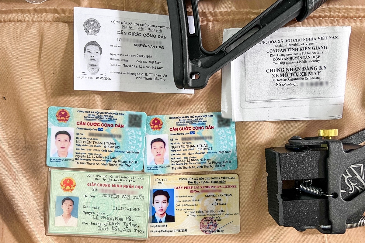 Trong số tang vật thu giữ được phát hiện nhiều giấy tờ giả mà Tuấn đặt mua trên mạng.