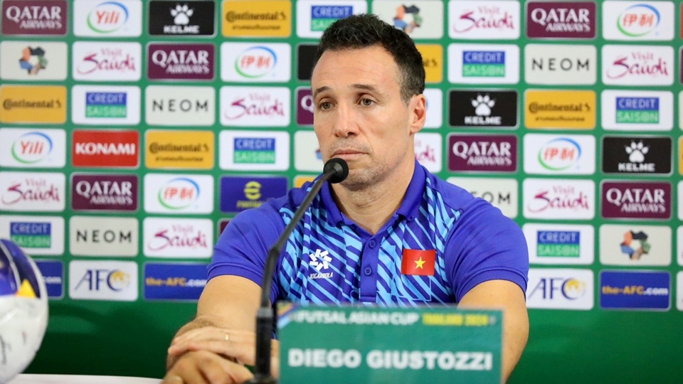 HLV Diego Giutozzi và các học trò sẵn sàng cho trận đấu với Uzbekistan (Ảnh: VFF).