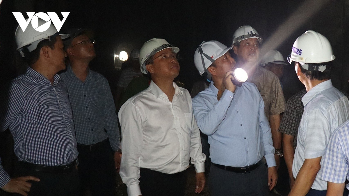 Bộ GTVT lập tổ công tác hiện trường để giải quyết xử lý sự cố sập hầm đường sắt Bãi Gió qua Đèo Cả. 