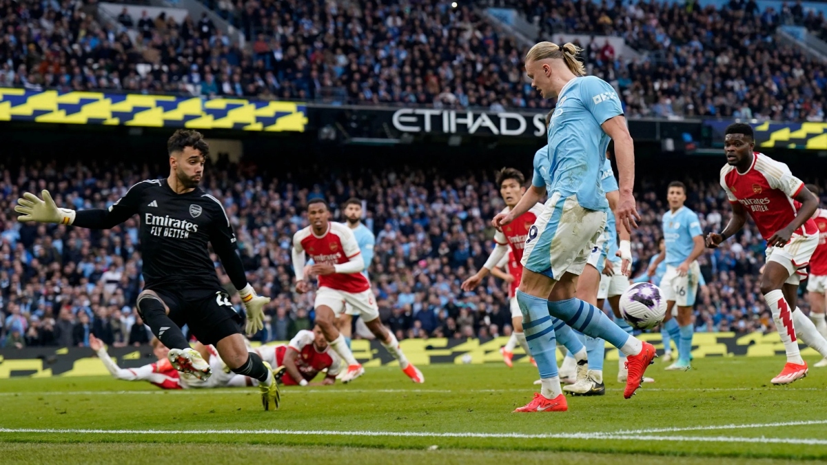 Tình huống Haaland sút hụt bóng trước khung thành Arsenal. (Ảnh: Getty)