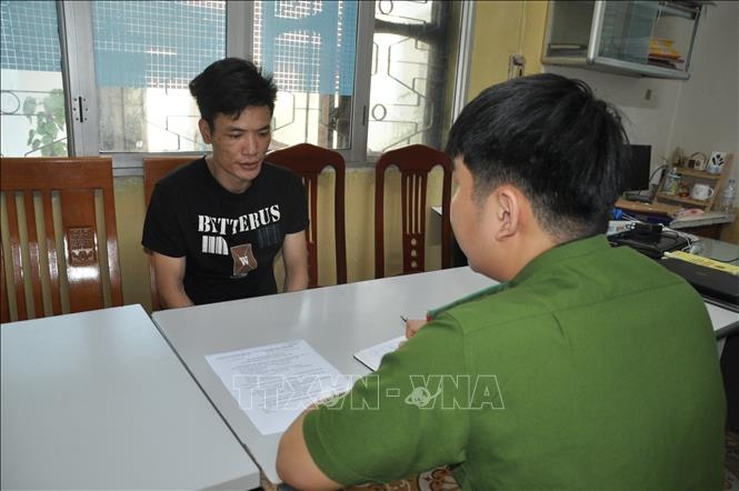 Đối tượng Đặng Văn Cường tại cơ quan điều tra. (Ảnh: Văn Tú/TTXVN)