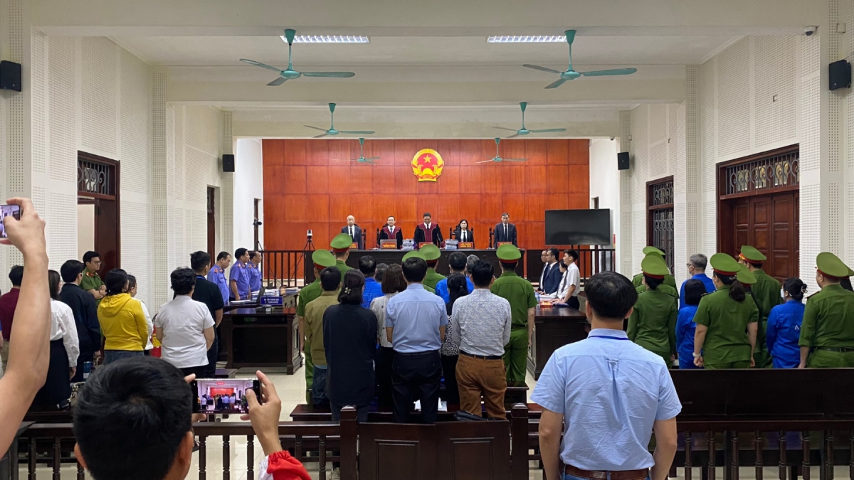 Phiên tòa diễn ra dưới sự điều hành của thẩm phán, chủ tọa phiên tòa Bùi Văn Tuấn