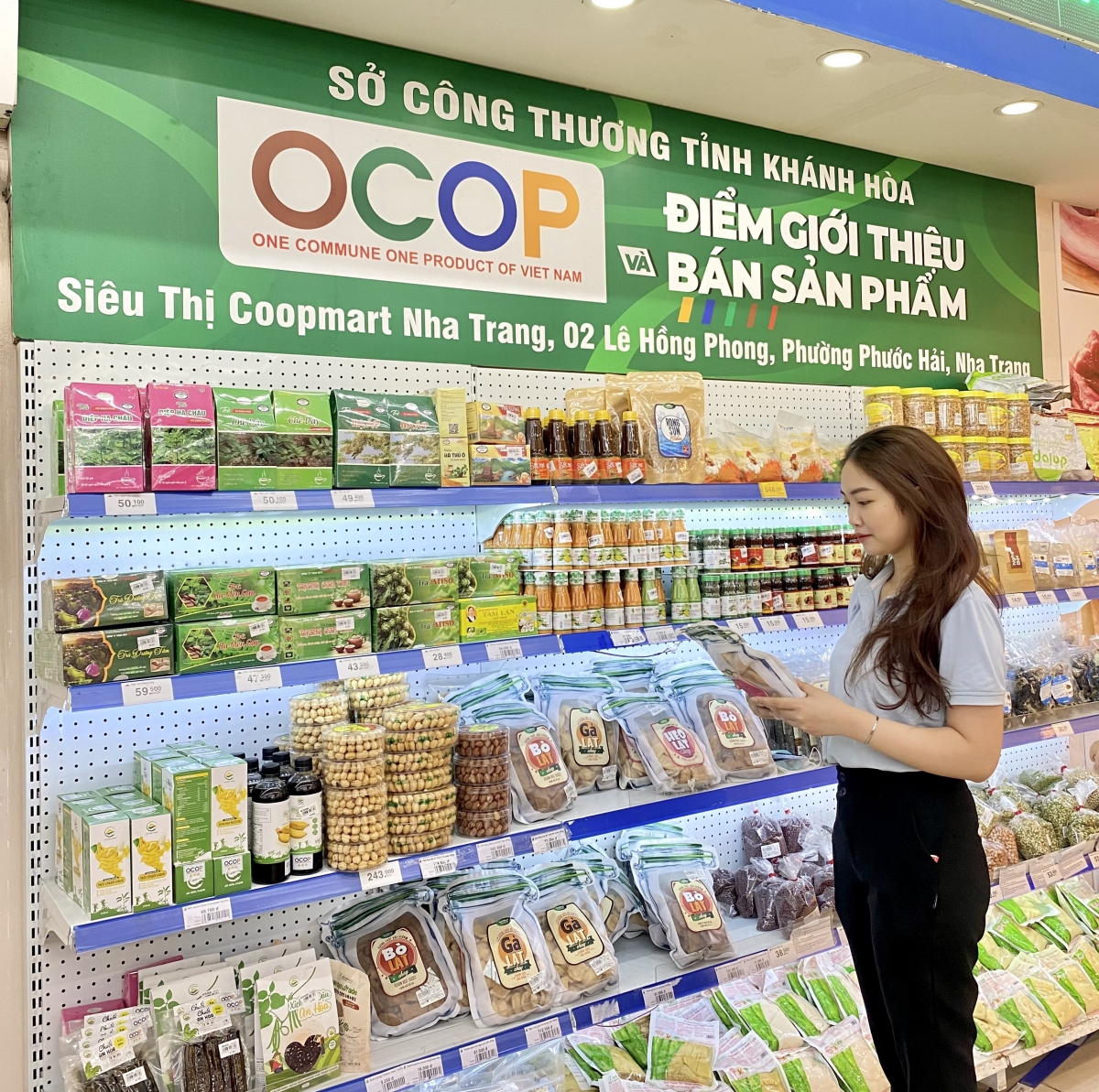 hang_ocop_duoc_co.opmart_co.opxtra_trung_bay_va_gioi_thieu_den_khach_hang.jpg