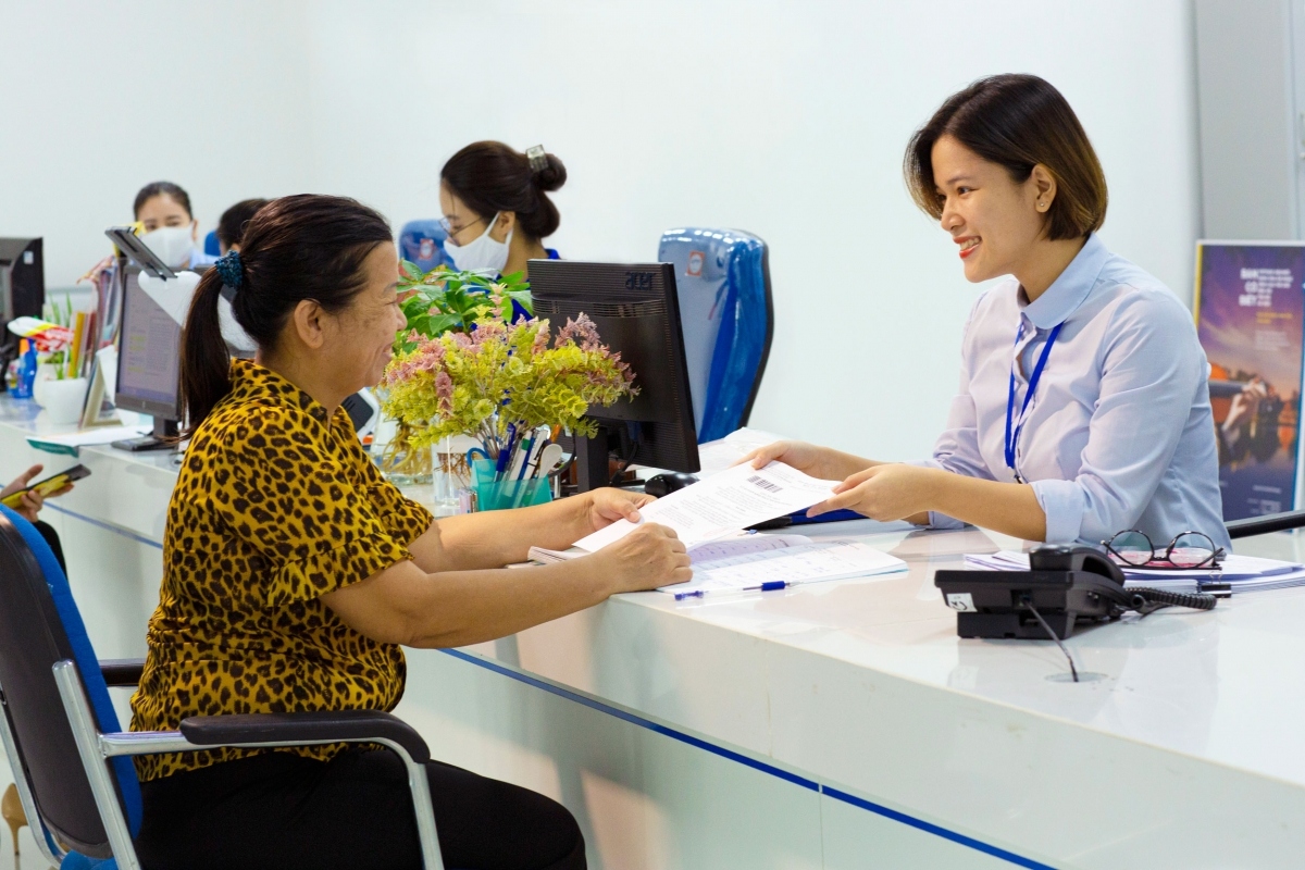 Hướng dẫn người dân giải quyết thủ tục hành chính tại Trung tâm phục vụ hành chính công tỉnh Quảng Ninh (Ảnh: Tỉnh đoàn Quảng Ninh)