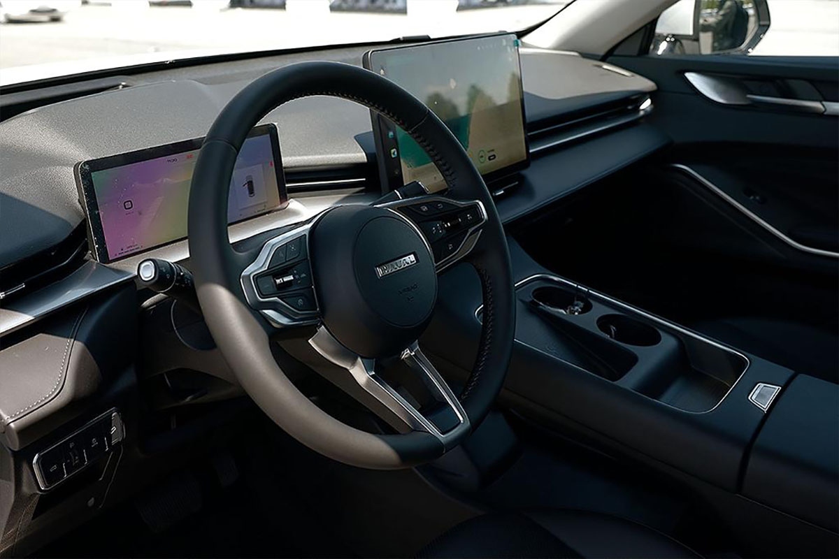 Xe được cập nhật khoang nội thất hiện đại và tối giản hơn.