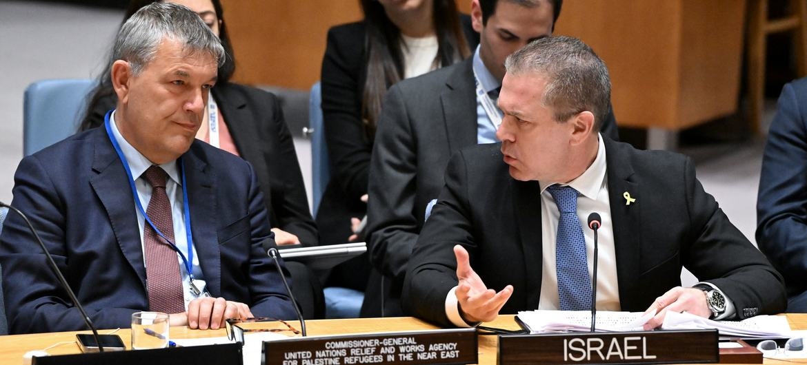 Người đứng đầu UNRWA Philippe Lazzarini (trái) và Đại sứ Israel Gilad Erdan tại phiên họp của HĐBA về tình hình Trung Đông. Ảnh: UN