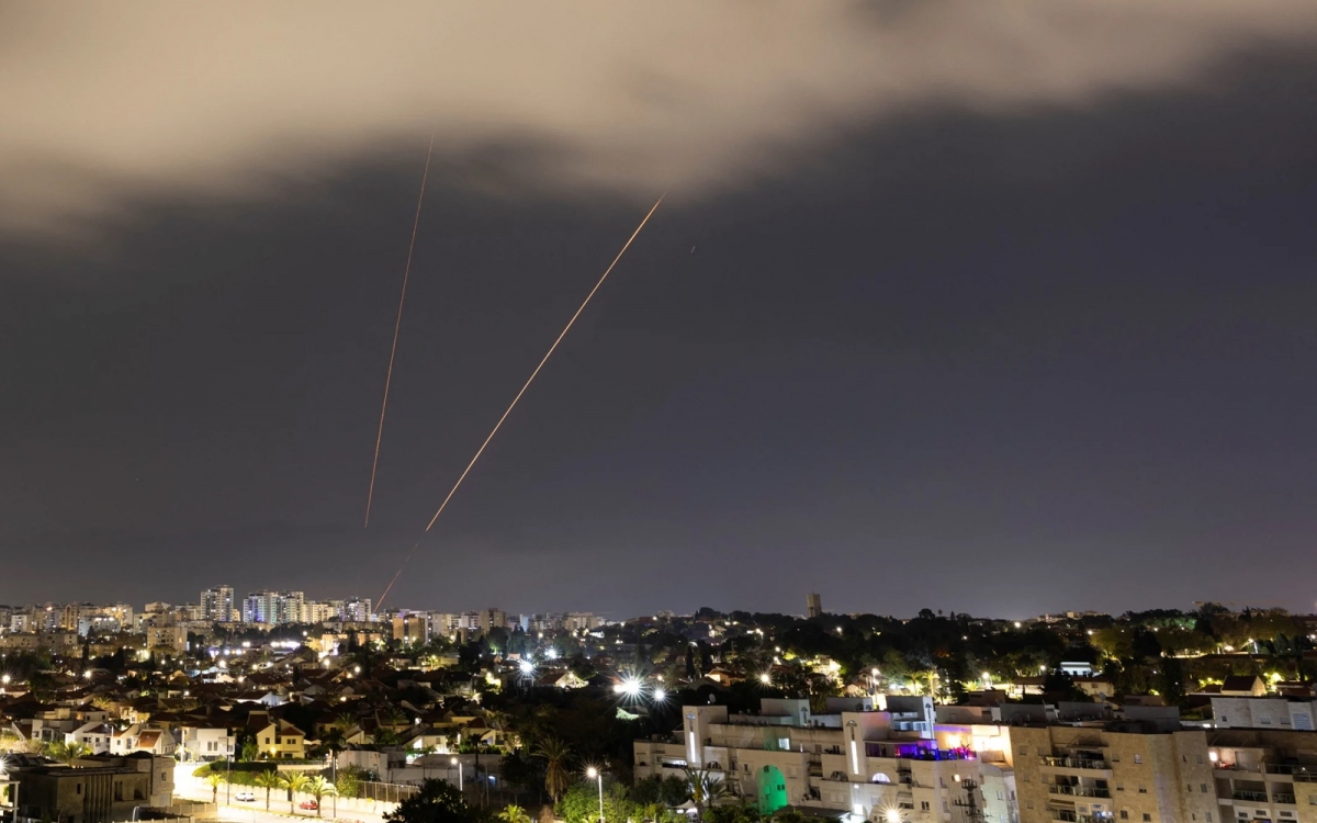 Hệ thống phòng thủ tên lửa Israel vận hành sau khi Iran tập kích nước này bằng UAV và tên lửa. Ảnh: Yahoo.