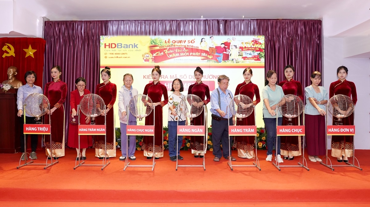 Nhiều khách hàng đến tham dự lễ quay số may mắn diễn ra ngày 21/3/2024, tại TP.HCM