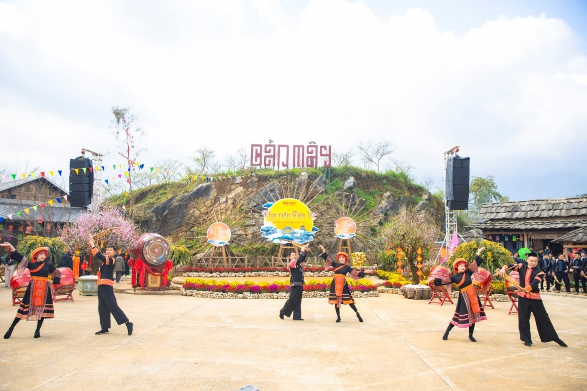Cảnh sắc thiên nhiên kỳ thú, thời tiết mát mẻ và mùa hoa đỗ quyên rực rỡ cùng vô vàn trải nghiệm hấp dẫn đang chờ đón du khách đến trải nghiệm và khám phá Sa Pa vào dịp nghỉ lễ 30/4, 1/5 và những ngày hè sắp tới.