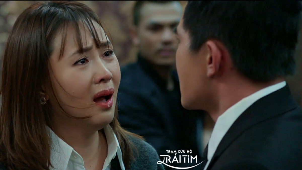 Diễn viên Hồng Diễm thường gắn với những vai phụ nữ gặp bi kịch hôn nhân, bị chồng phản bội hoặc gia đình tan vỡ. Cô là một trong những diễn viên đóng nhiều vai bất hạnh nhất màn ảnh nhỏ phía Bắc.Những vai người vợ thảo hiền, đoan trang của Hồng Diễm không còn thu hút sự chú ý. Từ Hành trình công lý phong độ của Hồng Diễm chững lại, ít tạo bất ngờ trên màn ảnh. Nếu xét về sự biến hóa, chịu khó làm mới mình với khán giả, Hồng Diễm còn kém những đồng nghiệp cùng lứa như Thu Quỳnh, Lan Phương, hoặc đàn em như Quỳnh Kool, Huyền Lizzie...
Khi khán giả đang có xu hướng mệt mỏi với những phim nhiều bi kịch, sự biến hóa trong diễn xuất lại càng cần thiết. Một số khán giả cho rằng ở tuổi 40, Hồng Diễm không còn phù hợp để đóng nữ chính trong phim truyền hình. Vì đã có gia đình, cô cũng từ chối khéo những cảnh hôn, cảnh tình cảm với bạn diễn nam. (Nguồn: Tiền Phong)