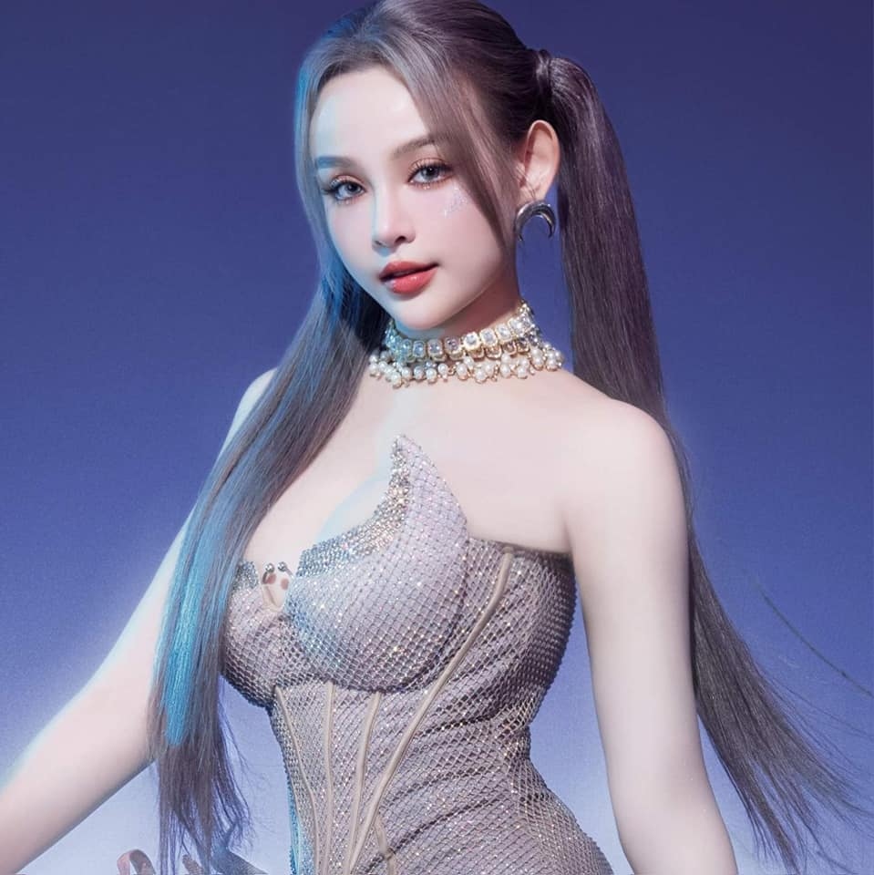 Huyền Baby là một trong những “hot girl đời đầu” cùng với những cái tên đình đám mạng xã hội như Hoàng Thùy Linh, Mi Vân, Vân Navy, Sam,… Hiện tại, về cuộc sống riêng, Huyền Baby đã có cuộc sống viên mãn sau khi kết hôn với chồng doanh nhân Quang Huy. Nhờ có cuộc sống giàu sang, viên mãn, nên dù đã bước sang tuổi 34 và làm mẹ nhưng Huyền Baby vẫn giữ được vóc dáng ấn tượng và nhan sắc nổi bật, chưa hề bị lệch lạc với danh xưng "baby" theo tên tuổi của cô bấy lâu nay.