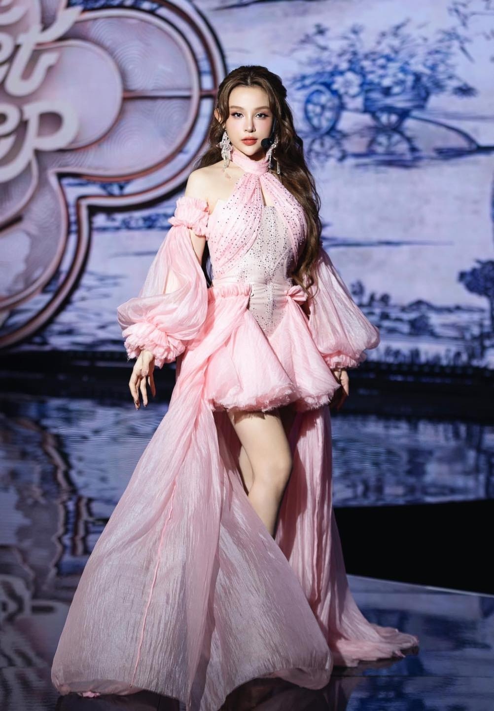 Mới đây, khi tái xuất ở Chị đẹp đạp gió rẽ sóng sau khoảng 10 năm tạm rời xa showbiz, Huyền Baby khiến các đối thủ xuýt xoa khen ngợi, cộng đồng mạng bất ngờ với nhan sắc trẻ trung, gương mặt xinh đẹp được ví như búp bê. Cựu hotgirl sinh năm 1989 có tên thật là Đặng Ngọc Huyền, được biết đến từ sau khi tham gia cuộc thi Miss Teen 2009. Dừng chân ở top 12 nhưng Huyền Baby đã để lại nhiều ấn tượng với nhiều người bởi vẻ ngoài xinh xắn, dễ thương và tính cách thân thiện.