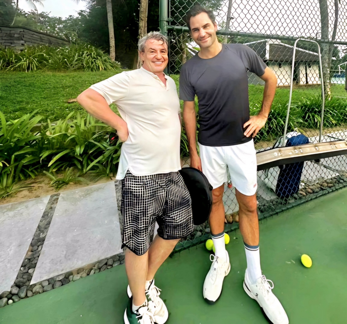 Huyền thoại quần vợt thế giới Roger Federer (bên phải) tại một sân quần vợt ở thành phố Hội An. Ảnh: Lệ Thu