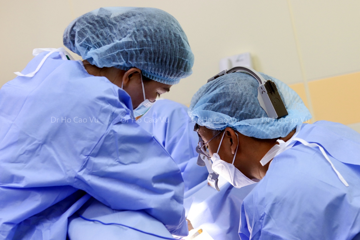 Th.Bs Hồ Cao Vũ đưa ra lời khuyên chị em nên lựa chọn những bác sĩ nhiều năm kinh nghiệm, bệnh viện uy tín để thực hiện dịch vụ thẩm mỹ vùng kín