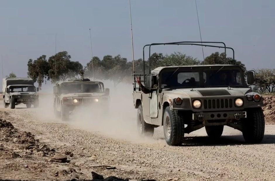 Xe quân sự của Israel di chuyển gần biên giới Israel - Gaza ngày 31/12/2023. Ảnh: Reuters