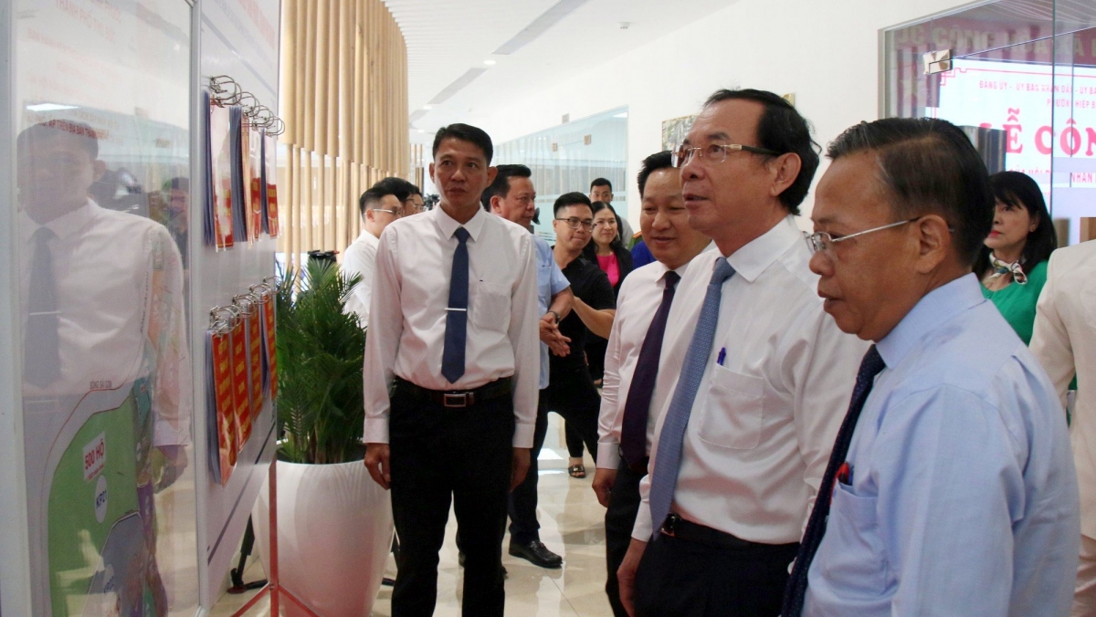 Bí thư Thành ủy TPHCM Nguyễn Văn Nên và Bí thư Thành ủy TP Thủ Đức Nguyễn Hữu Hiệp dự lễ công bố Nghị quyết 11 tại phường Hiệp Bình Phước, TP Thủ Đức chiều 10/4 (Ảnh: Hà An)