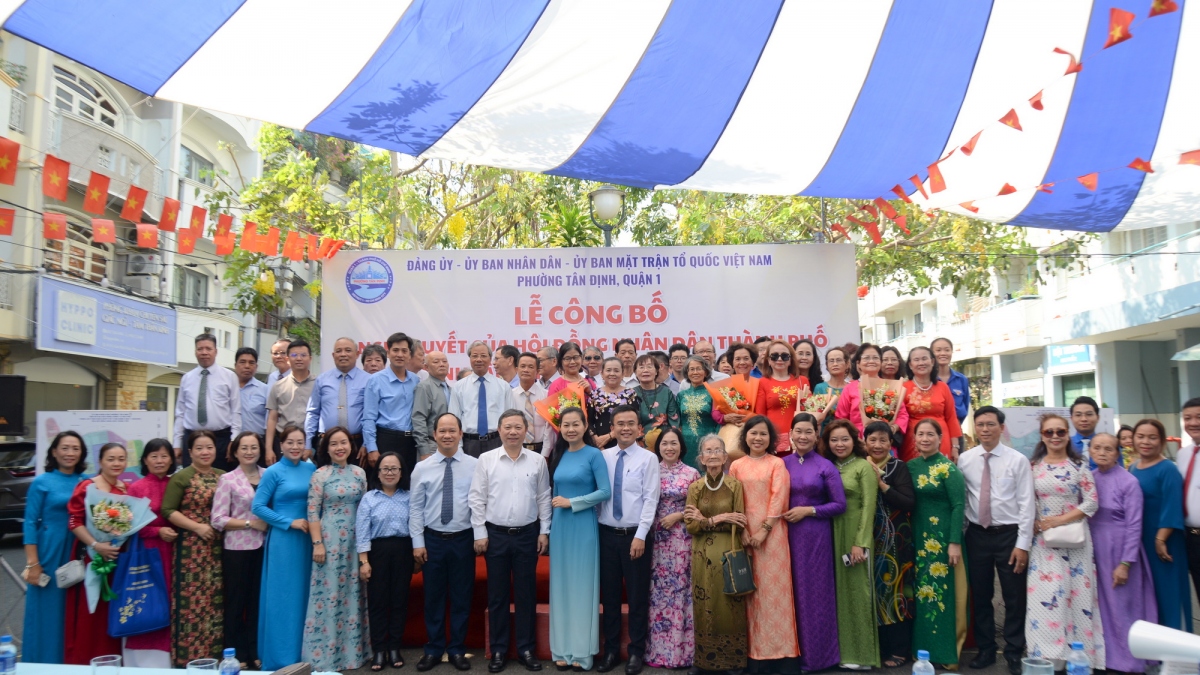 Buổi lễ trang trọng tại phường Tân Định sáng 10/4. Phó Chủ tịch UBND TPHCM Dương Anh Đức tham dự (Ảnh: Hà An)