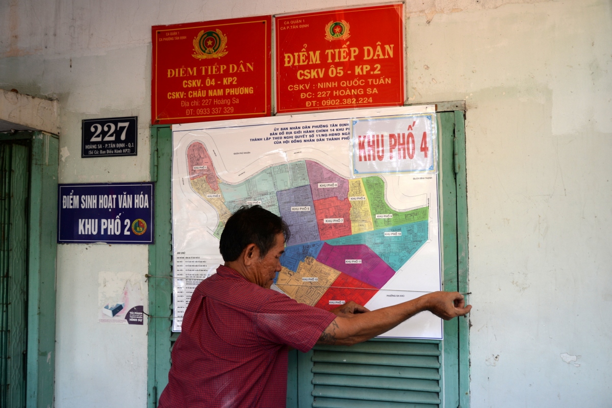 Cán bộ không chuyên trách cập nhật lại tên Khu phố sau khi sáp nhập (Ảnh: Hà An)
