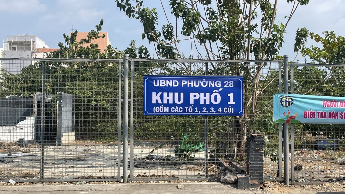 Bảng thông báo sau khi phân chia, sáp nhập tại Phường 28, quận Bình Thạnh (Ảnh: Hà An)