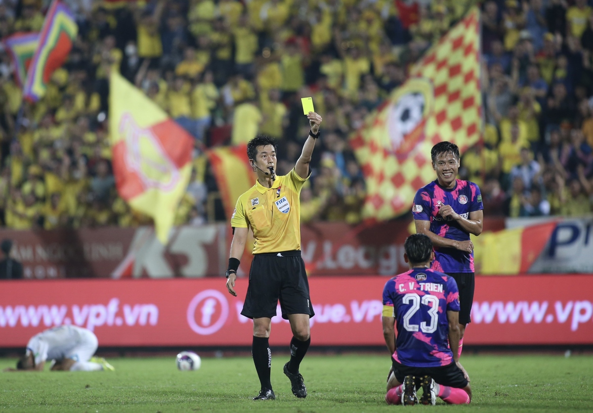 Trọng tài Ko Hyung Jin khi điều khiển 1 trận đấu ở V-League 2022. (Ảnh: VPF). 