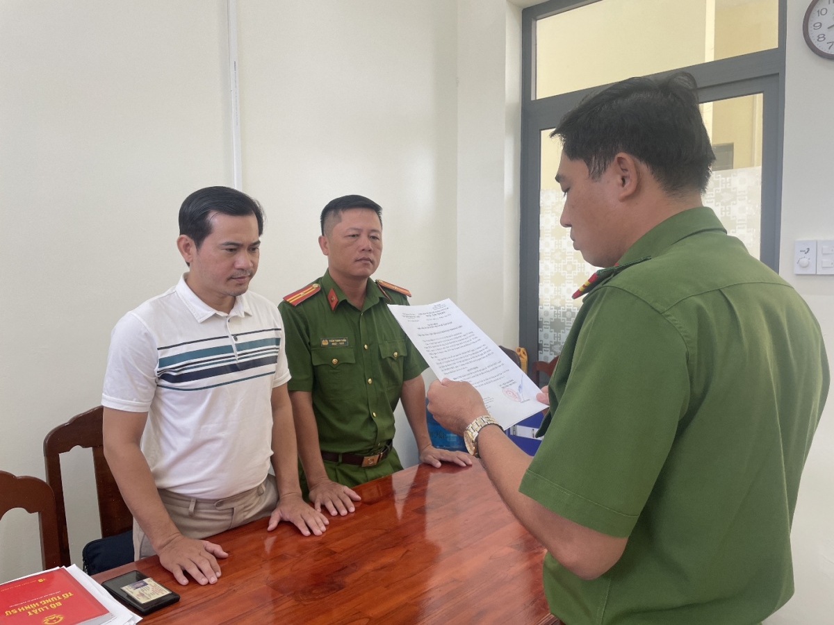 Cơ quan Công an tống đạt quyết định khởi tố đối với Nguyễn Đăng Trình. (Ảnh: Phương Thảo)