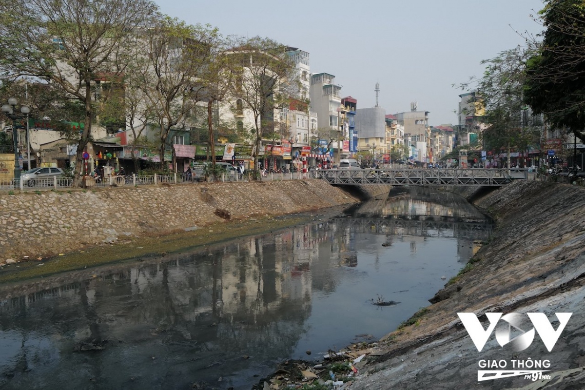 Sông Kim Ngưu, nằm chủ yếu trên địa bàn quận Hoàng Mai và Hai Bà Trưng, từ lâu đã trở thành một hệ thống cống nước thải "lộ thiên" khổng lồ, quanh năm bốc mùi hôi thối và màu nước đen kịt đặc trưng