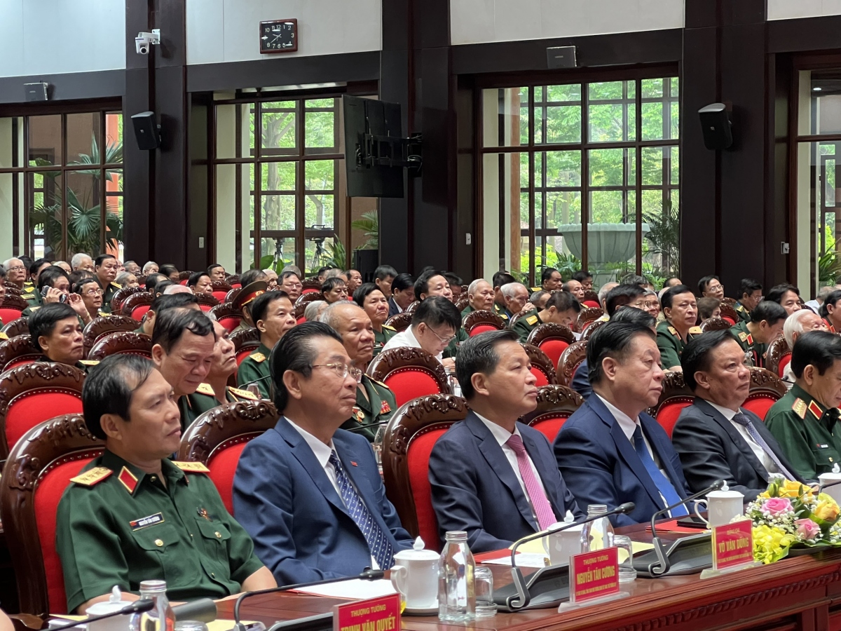 Tới dự có các Ủy viên Bộ Chính trị: Thường trực Ban Bí thư, Trưởng ban Tổ chức Trung ương Trương Thị Mai; Đại tướng Phan Văn Giang, Bộ trưởng Bộ Quốc phòng; ông Đinh Tiến Dũng, Bí thư Thành ủy Hà Nội. Quyền Chủ tịch nước Võ Thị Ánh Xuân và các lãnh đạo, nguyên lãnh đạo Đảng, Nhà nước tới dự
