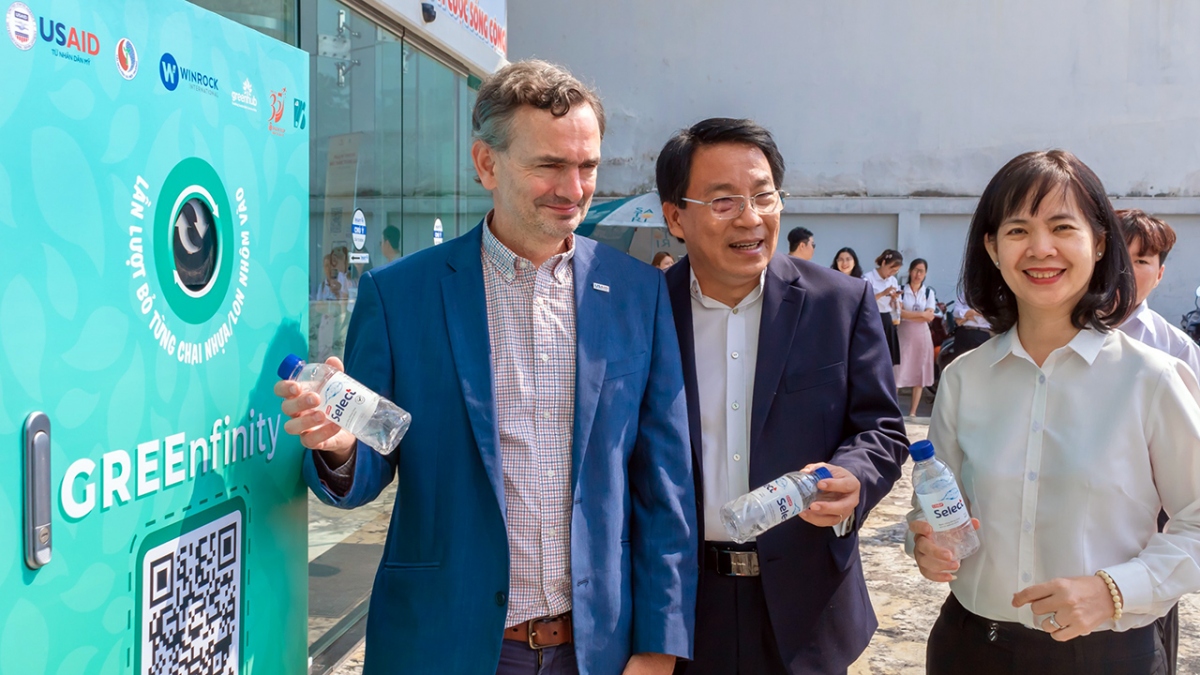 Lãnh đạo Saigon Co.op và USAID trải nghiệm trạm tái sinh chất thải nhựa