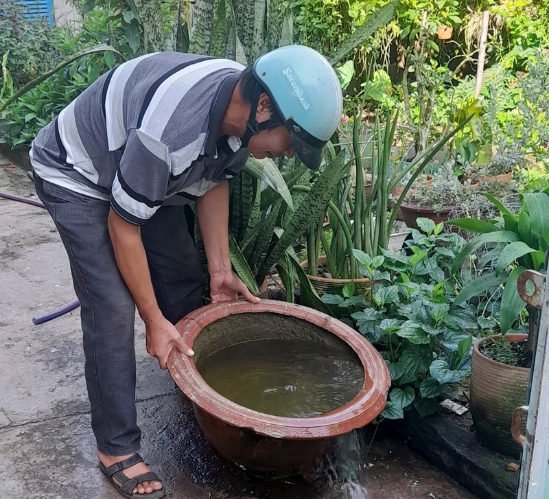 CDC khuyến cáo người dân lật úp các vật dụng chứa nước có nguy cơ phát sinh bệnh (Ảnh: CDC Đồng Nai)