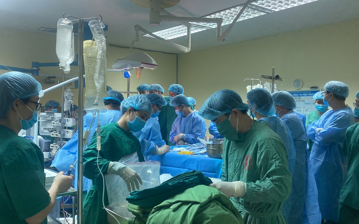 Tại Bệnh viện Việt Nam - Thụy Điển Uông Bí, gần 120 y bác sĩ, điều dưỡng, kỹ thuật viên, trong đó có 60 y bác sĩ đến từ các trung tâm ghép tạng của Việt Nam đã tiến hành lấy đa tạng từ một người cho chết não