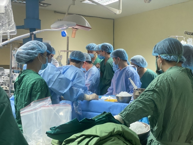 Các bác sĩ đang thực hiện ca lấy đa tạng từ người cho chết não tại Bệnh viện Việt Nam - Thuỵ Điển Uông Bí.