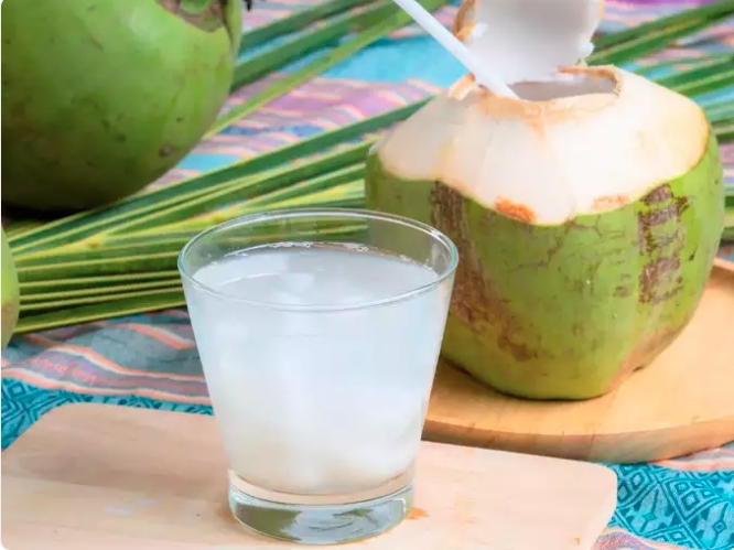 Điều hòa huyết áp: Nước dừa rất giàu kali, một khoáng chất cần thiết để điều hòa huyết áp. Kali giúp chống lại tác dụng của natri, thúc đẩy quá trình giãn mạch và giảm căng thẳng cho hệ tim mạch. Uống nước dừa thường xuyên giúp duy trì mức huyết áp khỏe mạnh và hỗ trợ sức khỏe tổng thể của tim.