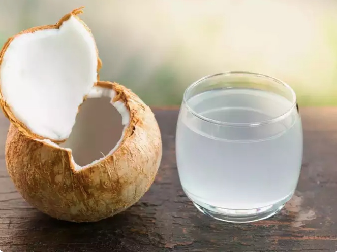 Công dụng của nước dừa nguyên chất: Nước dừa thô là một loại đồ uống giải khát chứa nhiều chất điện giải. Vì thế bạn có thể bổ sung nước dừa để thay thế cho đồ uống thể thao để bổ sung nước.