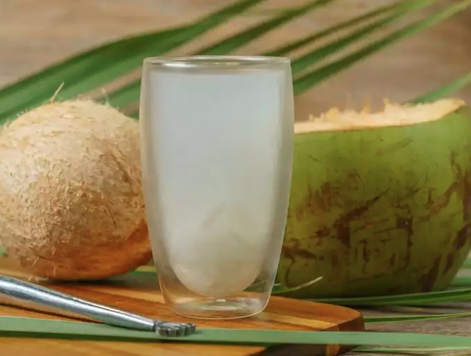 Giàu dinh dưỡng: Nước dừa thô chứa nhiều vitamin, khoáng chất và axit amin thiết yếu. Nó chứa một lượng đáng kể kali, magiê, canxi và natri, tất cả đều quan trọng để duy trì cân bằng điện giải, điều hòa huyết áp và hỗ trợ chức năng cơ bắp.