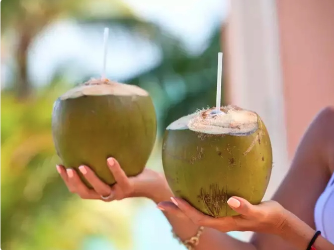 Vị cứu tinh cho làn da: Nước dừa thô không chỉ có lợi cho sức khỏe bên trong mà còn mang đến tác dụng kỳ diệu cho làn da của bạn. Đặc tính dưỡng ẩm của nước dừa giúp dưỡng ẩm và trẻ hóa làn da khô, xỉn màu. Ngoài ra với tác dụng chống viêm, nước dừa còn giúp làm dịu kích ứng và mang lại làn da sáng mịn.