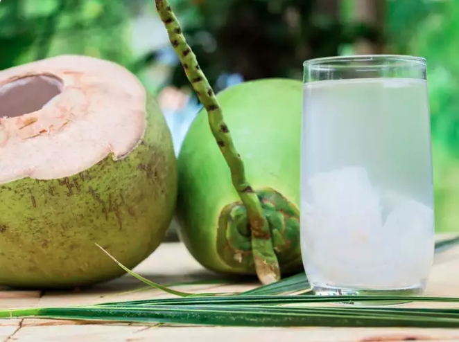 Thuốc chữa nôn nao: Nếu bạn ăn quá nhiều, hãy uống nước dừa thô để giảm bớt các triệu chứng nôn nao. Với thành phần giàu chất điện giải, nước dừa giúp bù nước cho cơ thể, cùng với đường tự nhiên giúp tăng cường năng lượng nhẹ nhàng, giúp bạn phục hồi nhanh hơn và cảm thấy sảng khoái hơn.