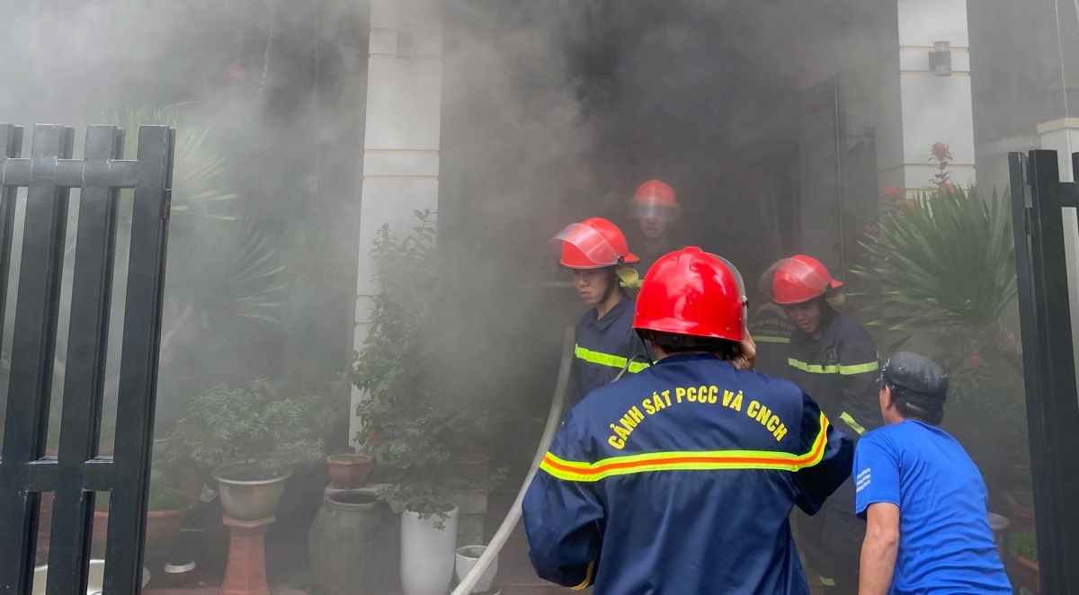 Lực lượng chức năng nỗ lực dập lửa.