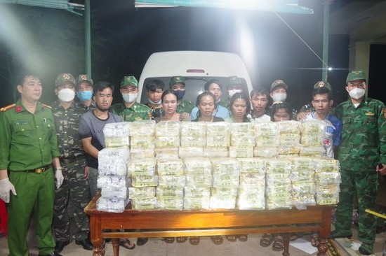 Các đối tượng và tang vật trong chuyên án lúc bị bắt giữ.