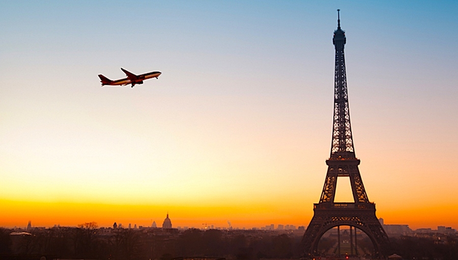 Máy bay bay qua thủ đô Paris. Ảnh: Aparisguide.