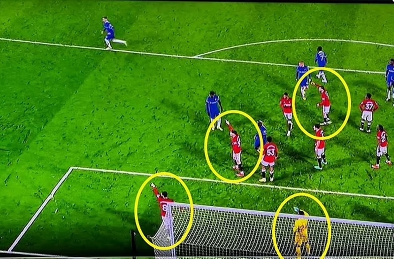 4 cầu thủ MU chỉ tay về phía Cole Palmer nhưng không ai ra kèm đối thủ. (Ảnh: Daily Mail)