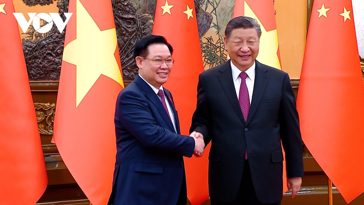Chairman of the National Assembly of Vietnam Vuong Dinh Hue (L) and Chinese Party General Secretary and President Xi Jinping at the Great Hall of the People in Beijing on April 8 morning