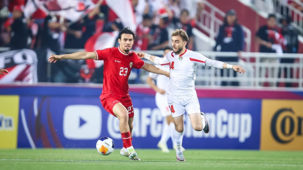Nathan Tjoe-A-On (áo đỏ) là trụ cột của U23 Indonesia ở VCK U23 châu Á 2024. (Ảnh: Goal)