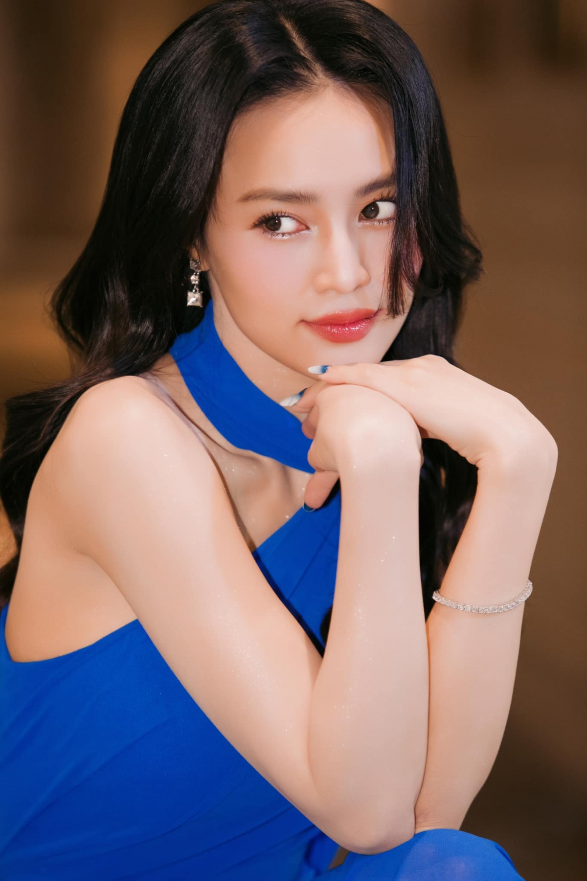 Là "nữ hoàng gameshow" đồng thời góp mặt trong nhiều dự án phim điện ảnh, truyền hình nổi tiếng, Ninh Dương Lan Ngọc tích lũy được khối tài sản khổng lồ khiến nhiều người ngưỡng mộ. Bên cạnh đó, nhan sắc ngày càng thăng hạng của nữ diễn viên cũng được đánh giá cao. 
Ninh Dương Lan Ngọc sinh năm 1990, nổi tiếng với phim điện ảnh đầu tay Cánh đồng bất tận ra mắt năm 2010. Sau đó, cô liên tiếp góp mặt trong loạt phim điện ảnh gây chú ý như: Tấm Cám - Chuyện chưa kể, Cô ba Sài Gòn, series Gái già lắm chiêu, Cua lại vợ bầu, Cô gái từ quá khứ...