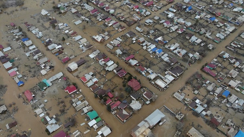 Hơn 10.400 ngôi nhà hiện ngập sâu trong nước do hậu quả của lũ lụt và sự cố đặc biệt nghiêm trọng vỡ đê chắn sông Ural ở thành phố Orsk, tỉnh Orenburg. Ảnh: Sputnik