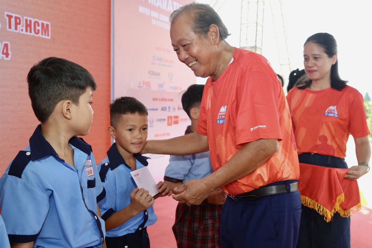 Nguyên Phó Thủ tướng thường trực Trương Hòa Bình trao học bổng.